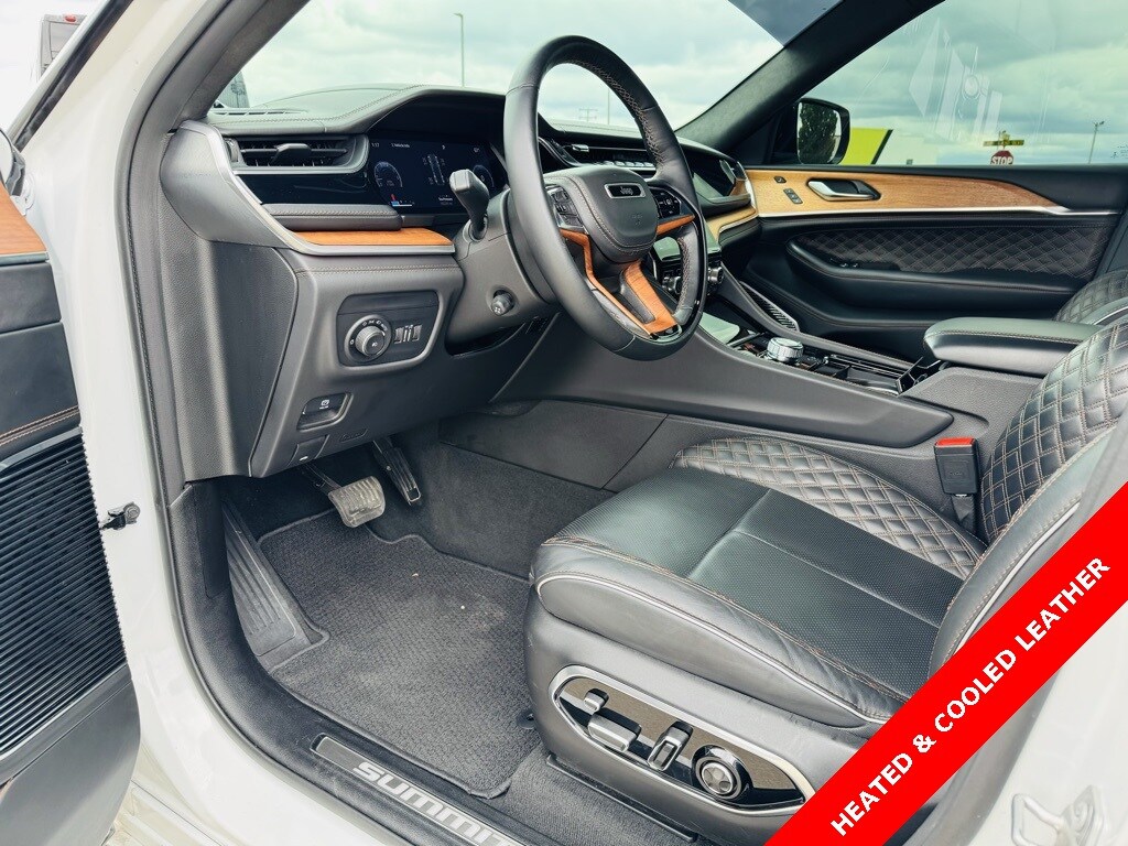 2023 Jeep Grand Cherokee Summit photo 3