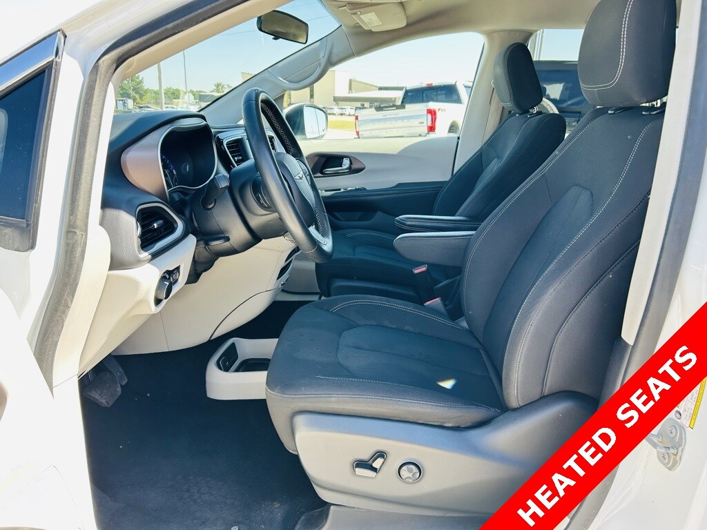 2022 Chrysler Voyager LX photo 2
