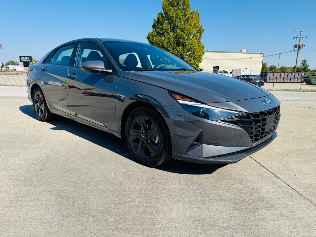 2023 Hyundai Elantra SEL photo 2