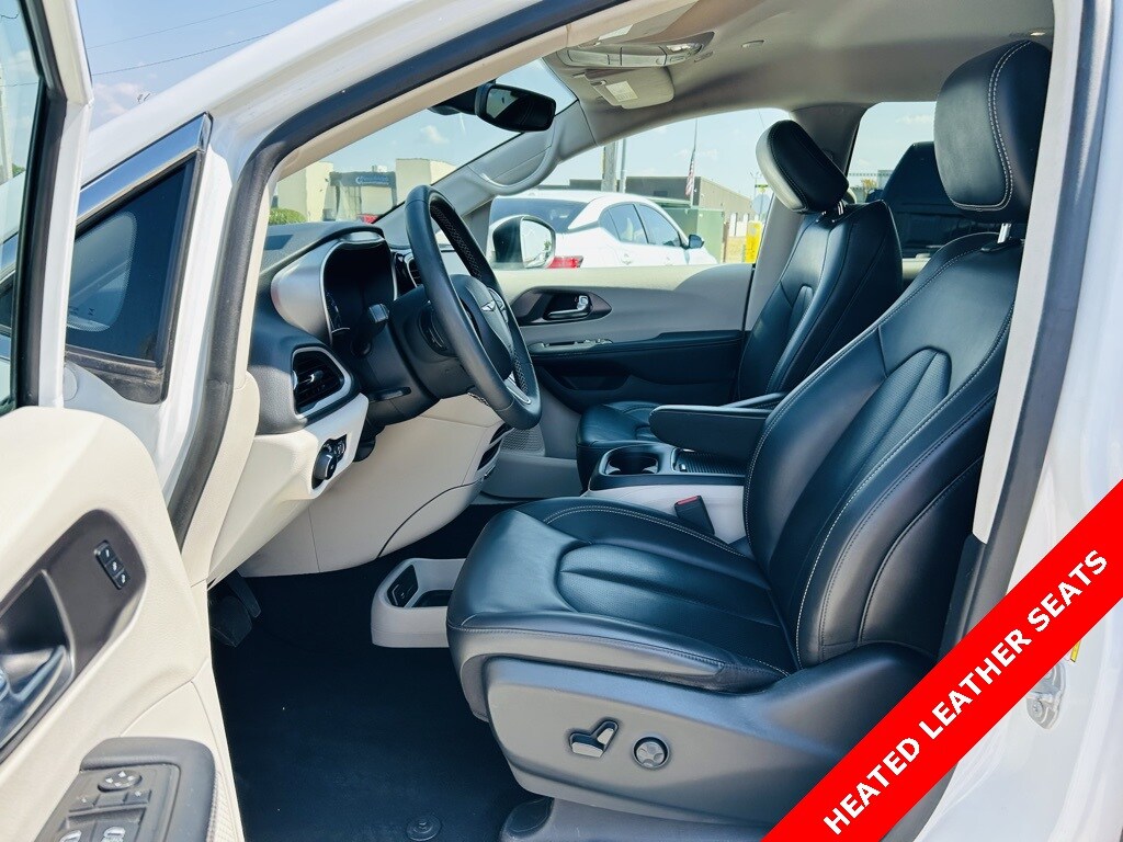 2023 Chrysler Pacifica Touring L photo 3