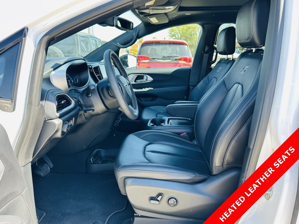 2024 Chrysler Pacifica Touring L photo 2