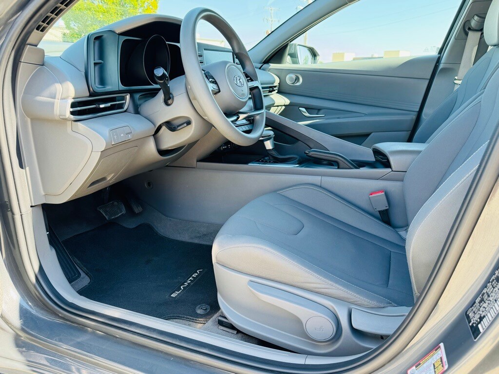 2023 Hyundai Elantra SEL photo 3