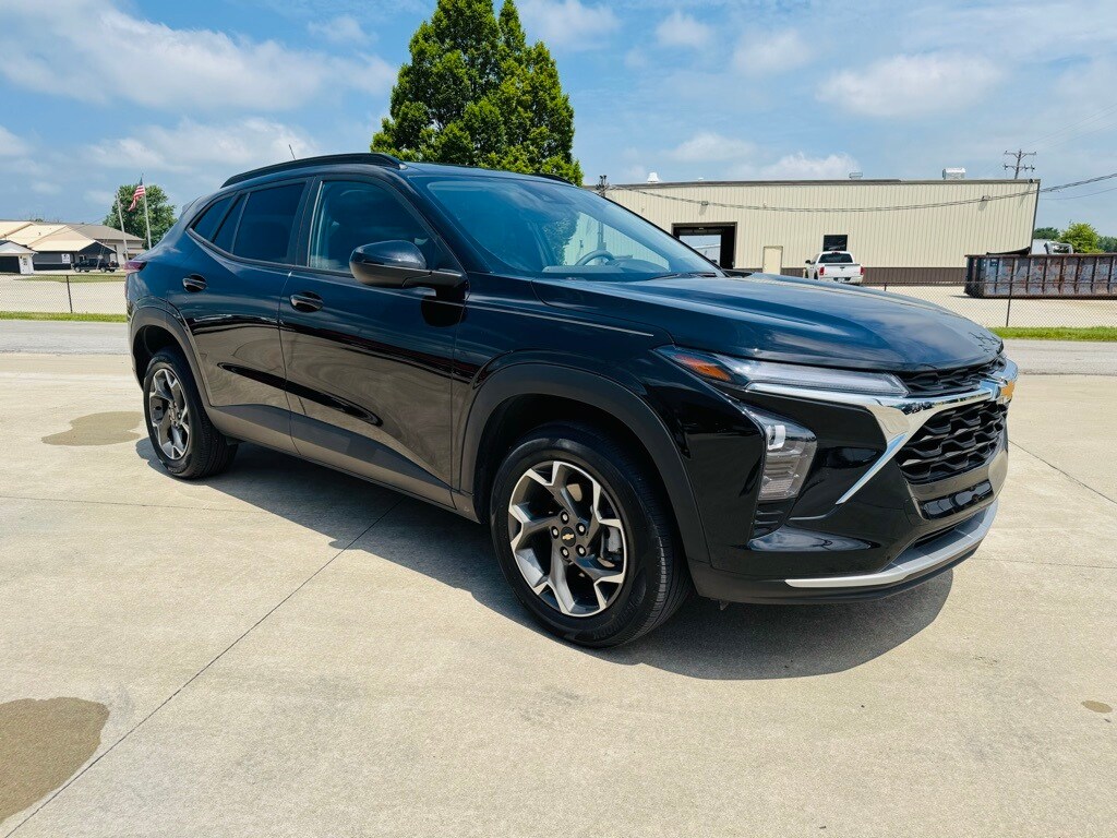 2024 Chevrolet Trax LT photo 2