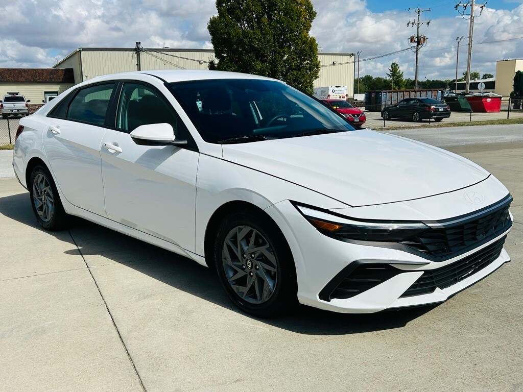 2024 Hyundai Elantra SEL photo 2
