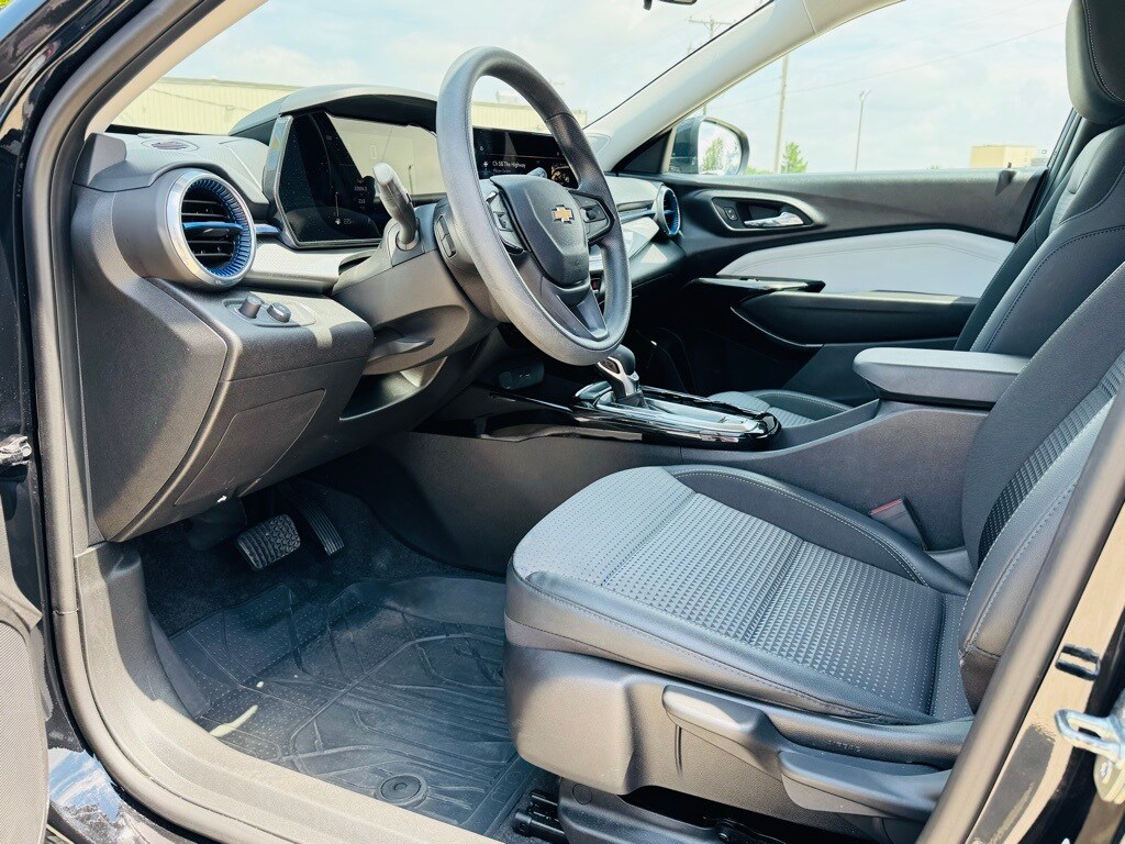 2024 Chevrolet Trax LT photo 3