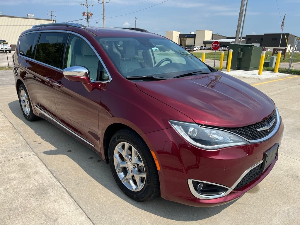 Certified 2019 Chrysler Pacifica Limited with VIN 2C4RC1GG1KR610537 for sale in Mattoon, IL