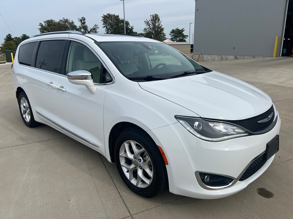 Certified 2020 Chrysler Pacifica Limited with VIN 2C4RC1GG4LR283410 for sale in Mattoon, IL