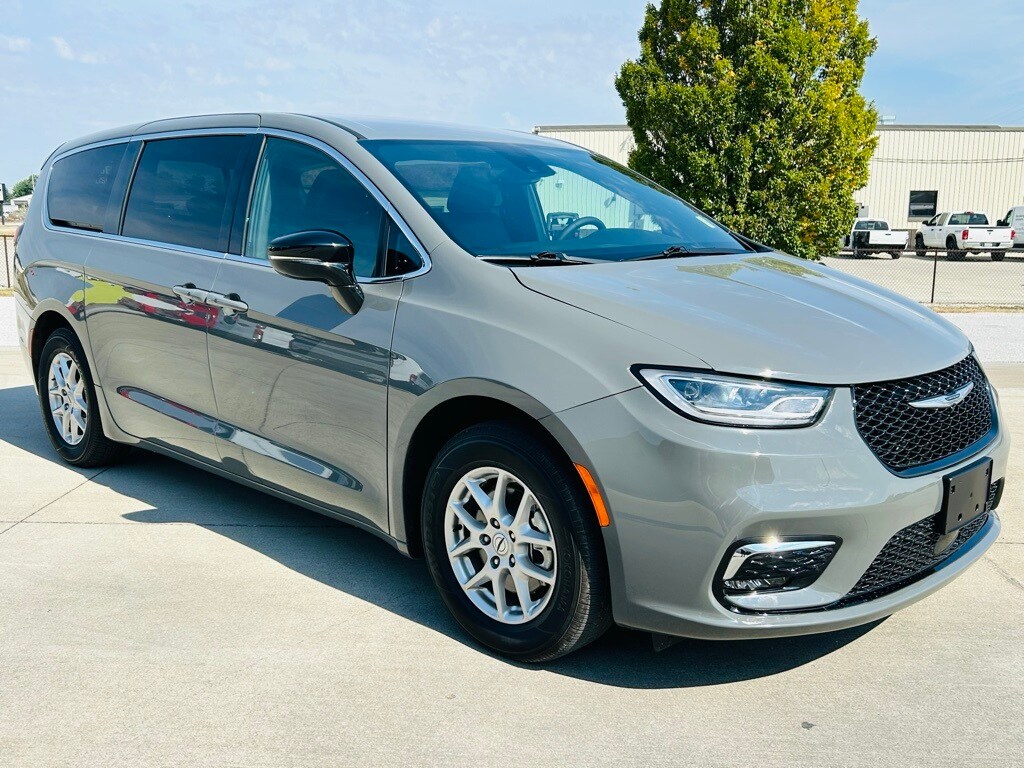 2025 Chrysler Pacifica photo 2