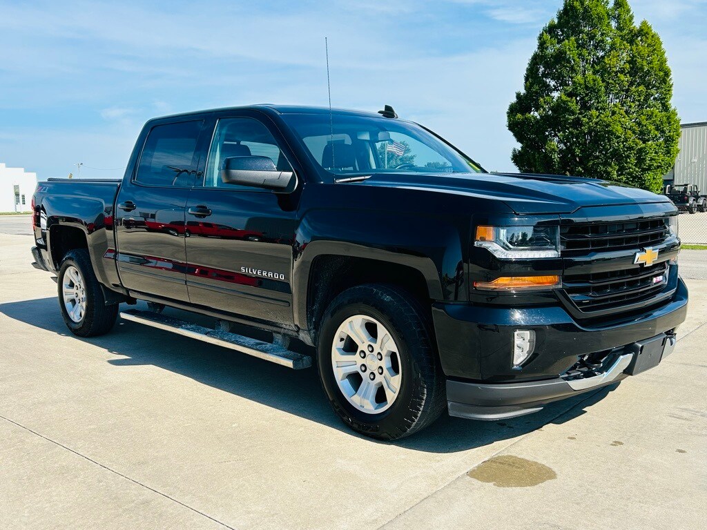 2018 Chevrolet Silverado 1500 LT photo 2