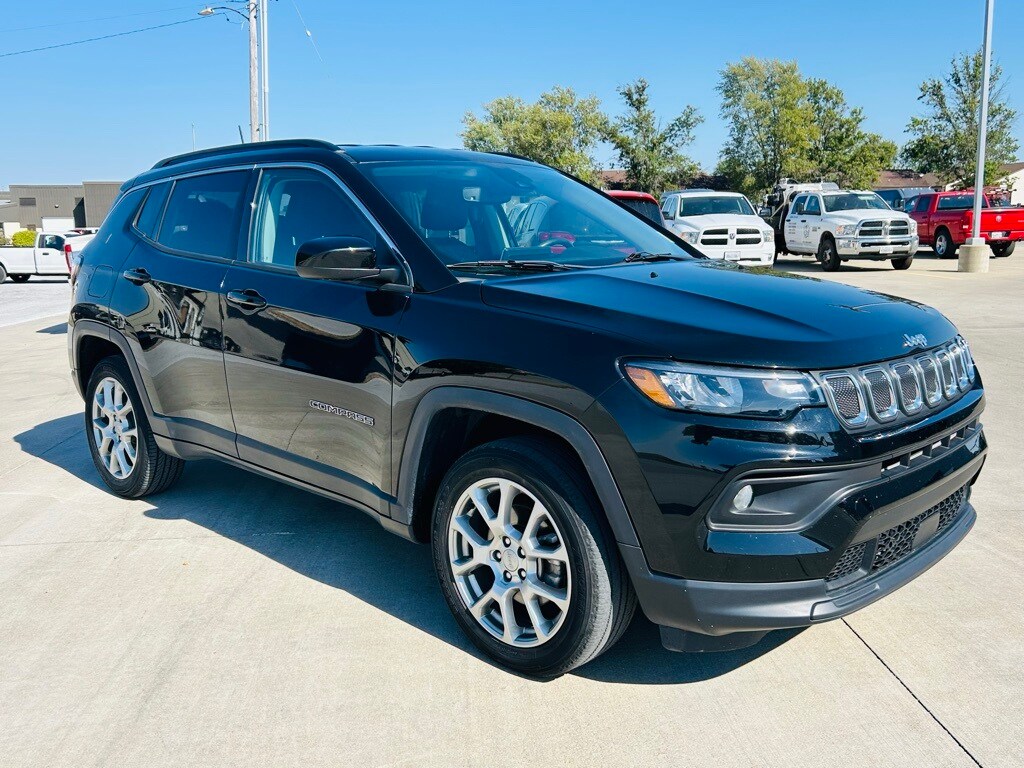 2022 Jeep Compass Latitude Lux photo 2