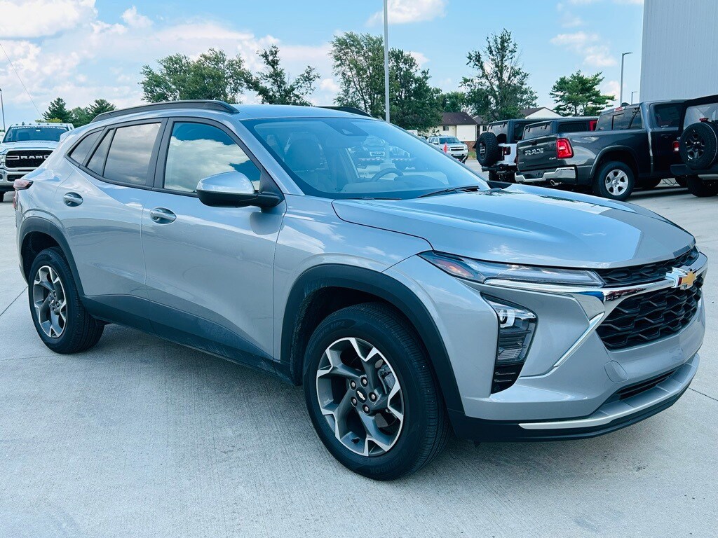 2024 Chevrolet Trax LT photo 2