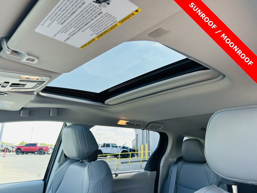 2021 Toyota Sienna XLE photo 4