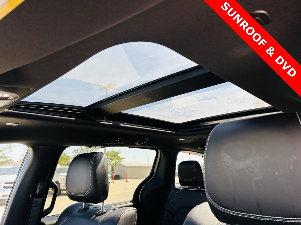 2024 Chrysler Pacifica Touring L photo 3