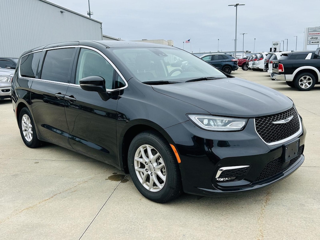 Certified 2023 Chrysler Pacifica Touring L Van