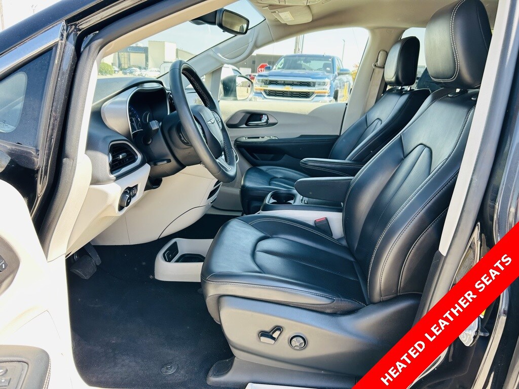 2023 Chrysler Pacifica Touring L photo 2