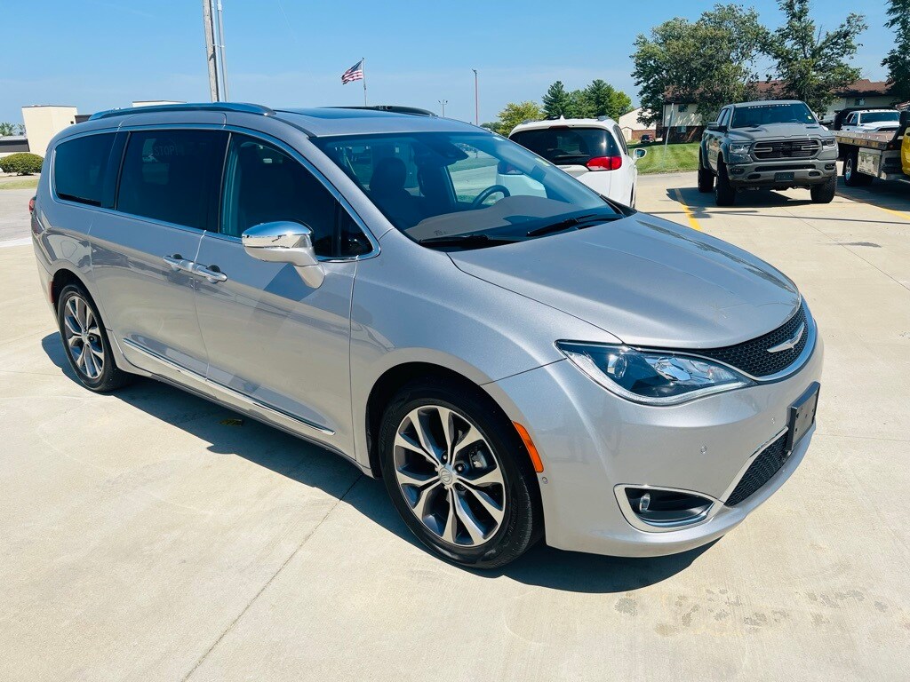 Used 2017 Chrysler Pacifica Limited with VIN 2C4RC1GG4HR585657 for sale in Mattoon, IL