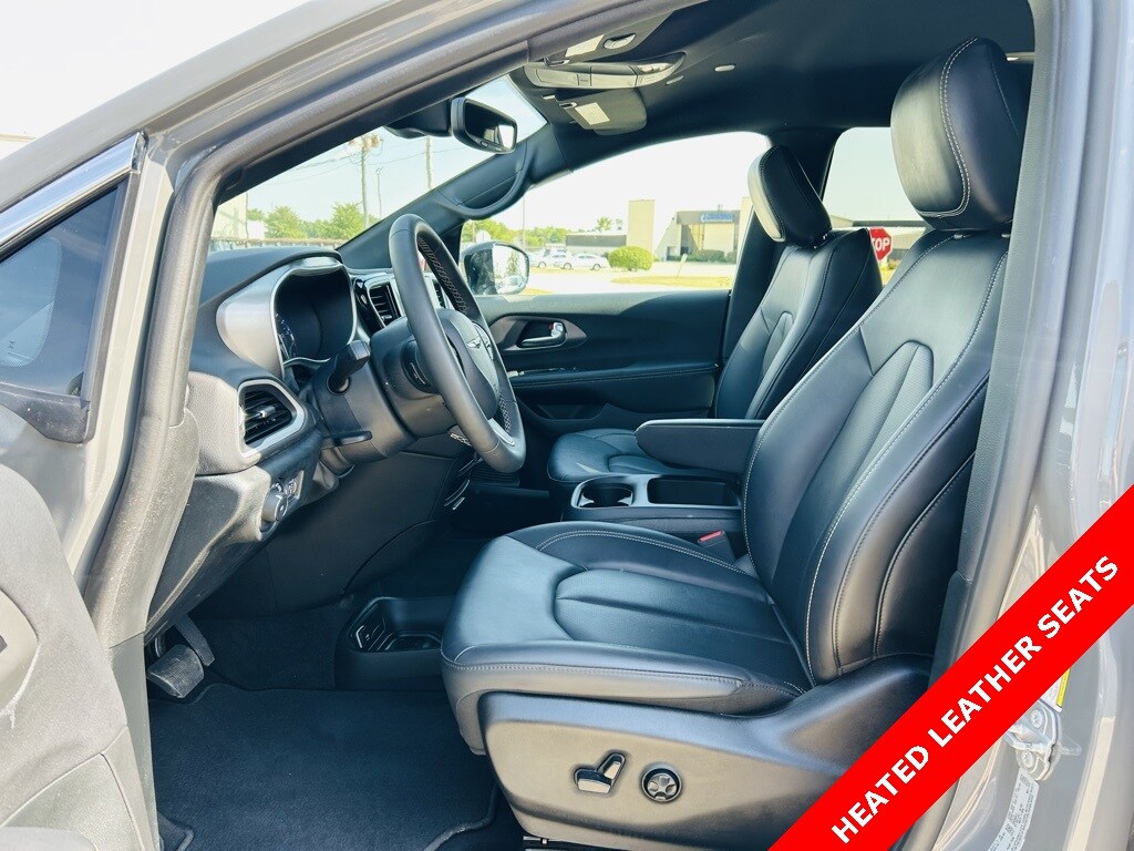 2025 Chrysler Pacifica photo 3