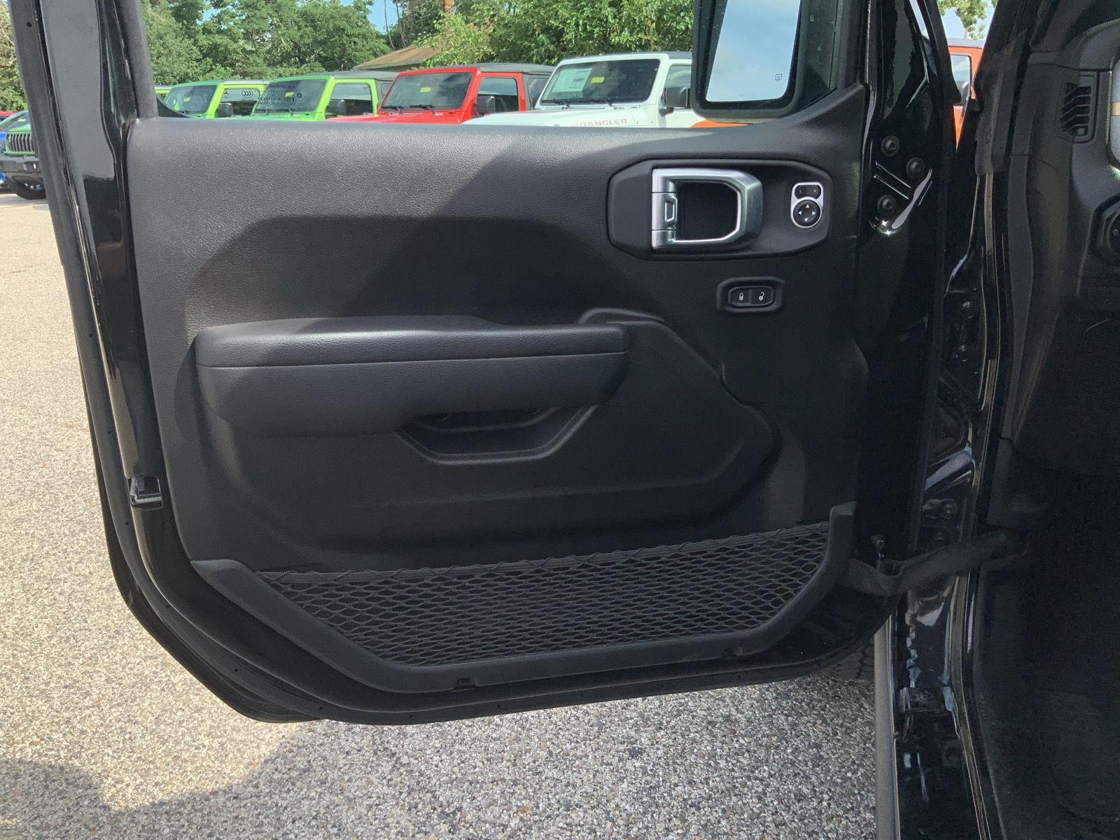 2025 Jeep Gladiator Nighthawk - Photo 16
