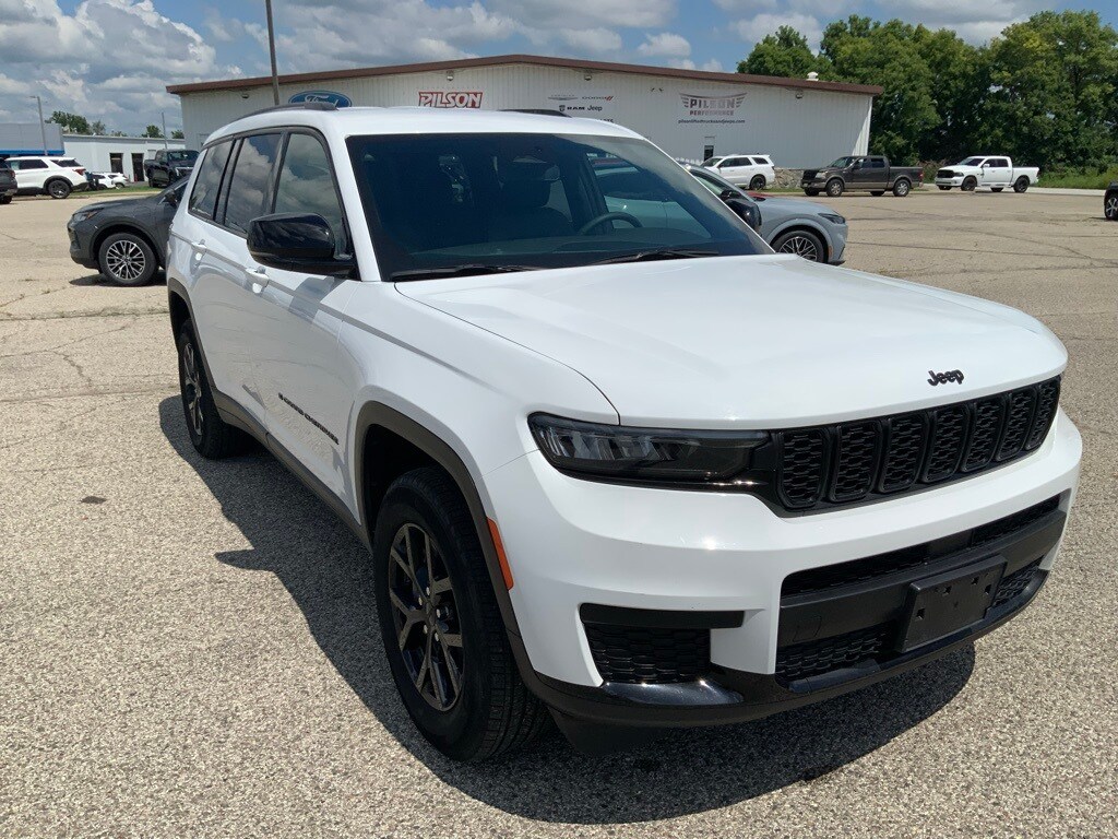 2024 Jeep Grand Cherokee Altitude photo 2