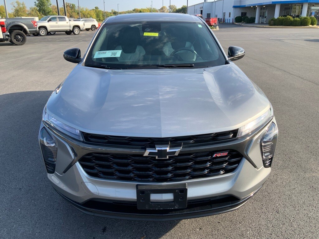 2024 Chevrolet Trax photo 2