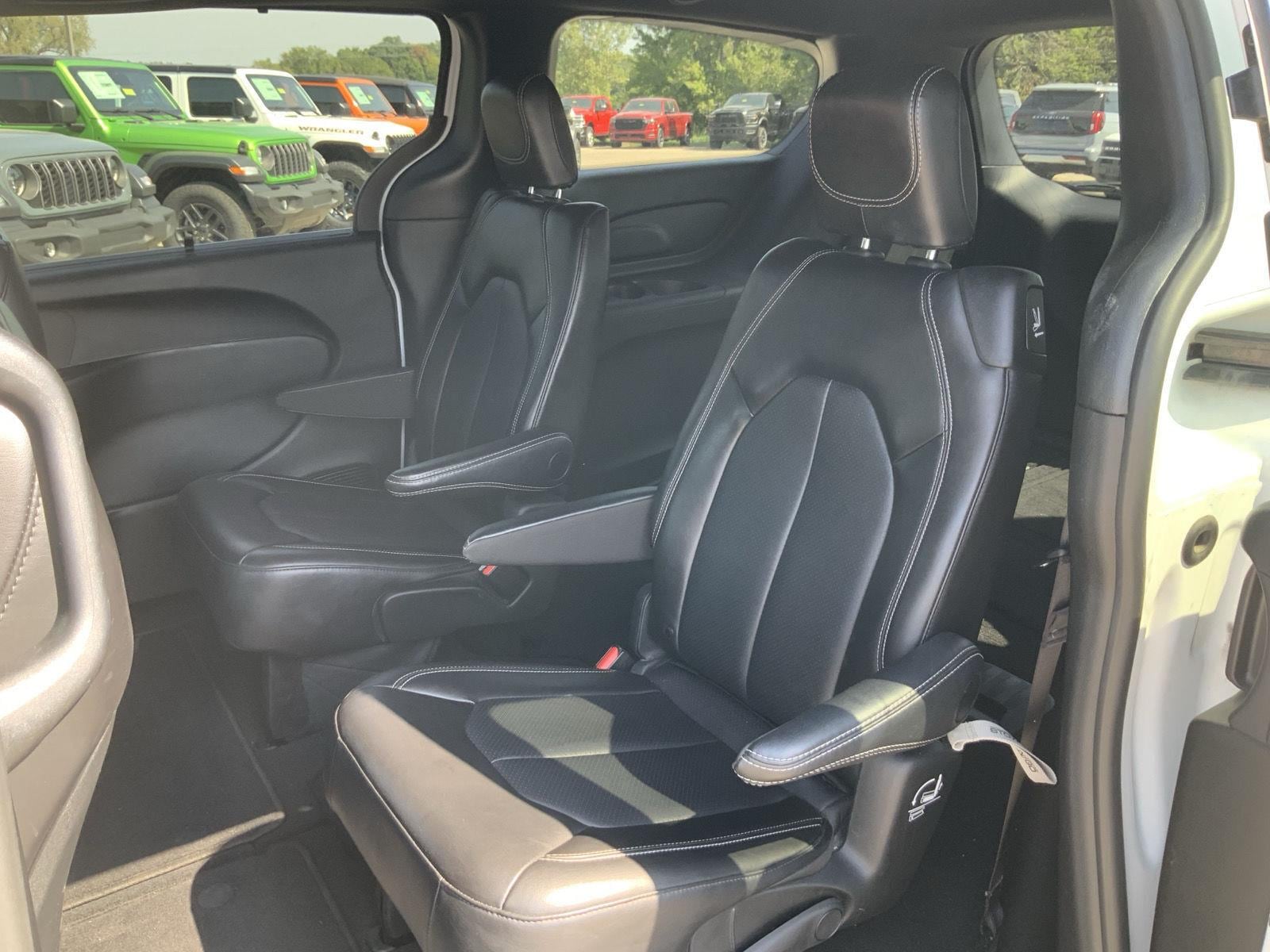 2025 Chrysler Pacifica Select - Photo 44