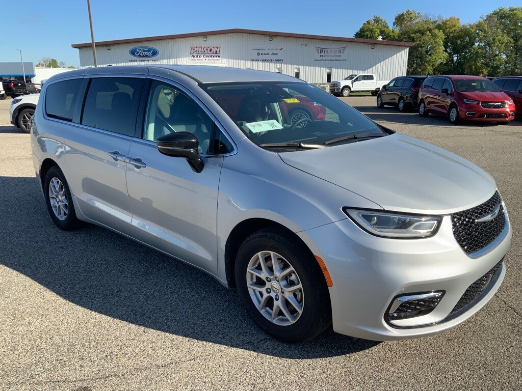 2024 Chrysler Pacifica Touring L photo 2