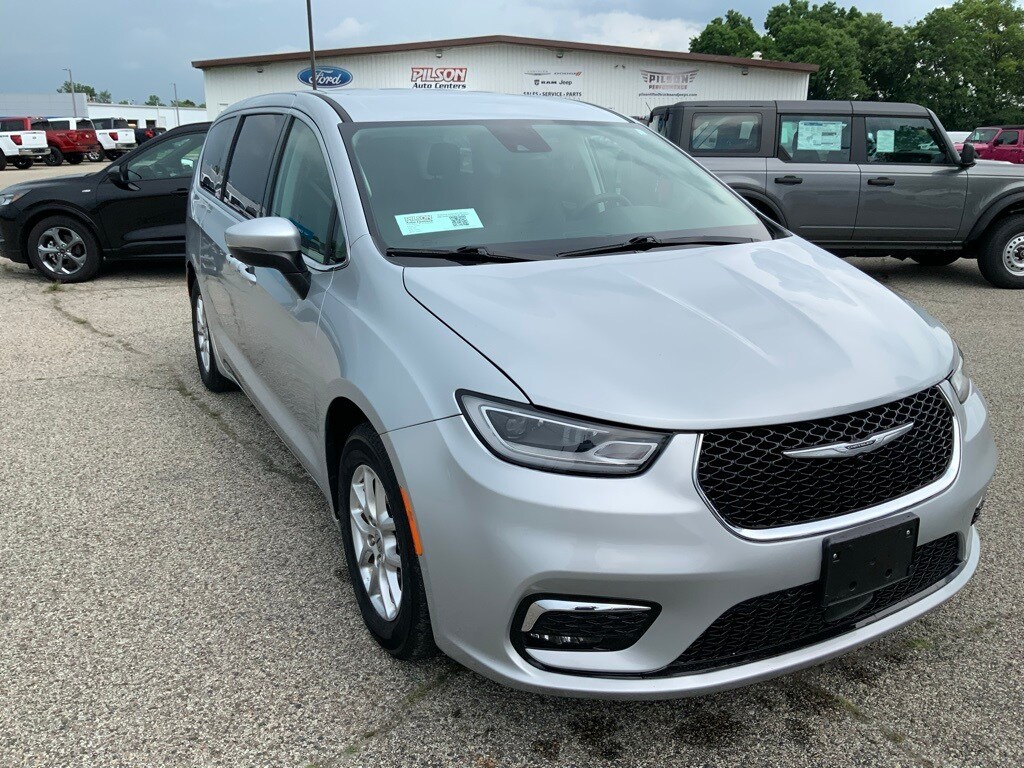 2023 Chrysler Pacifica Touring L photo 2