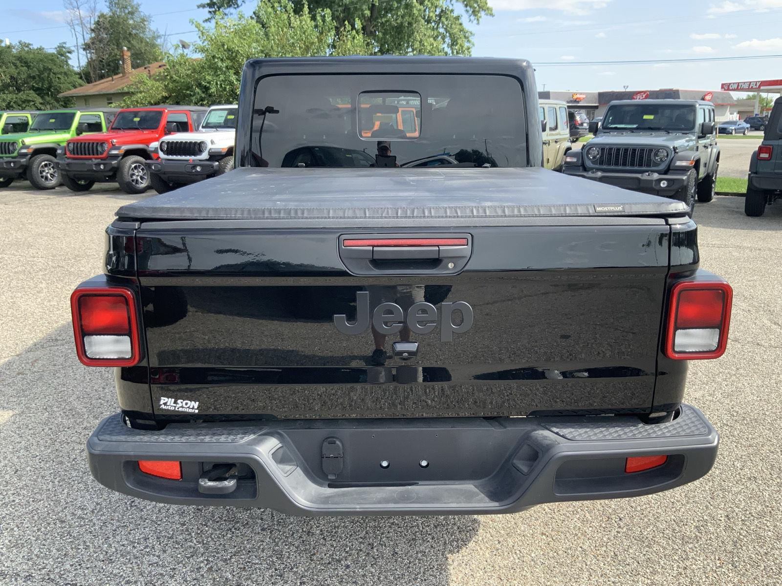 2025 Jeep Gladiator Nighthawk - Photo 10
