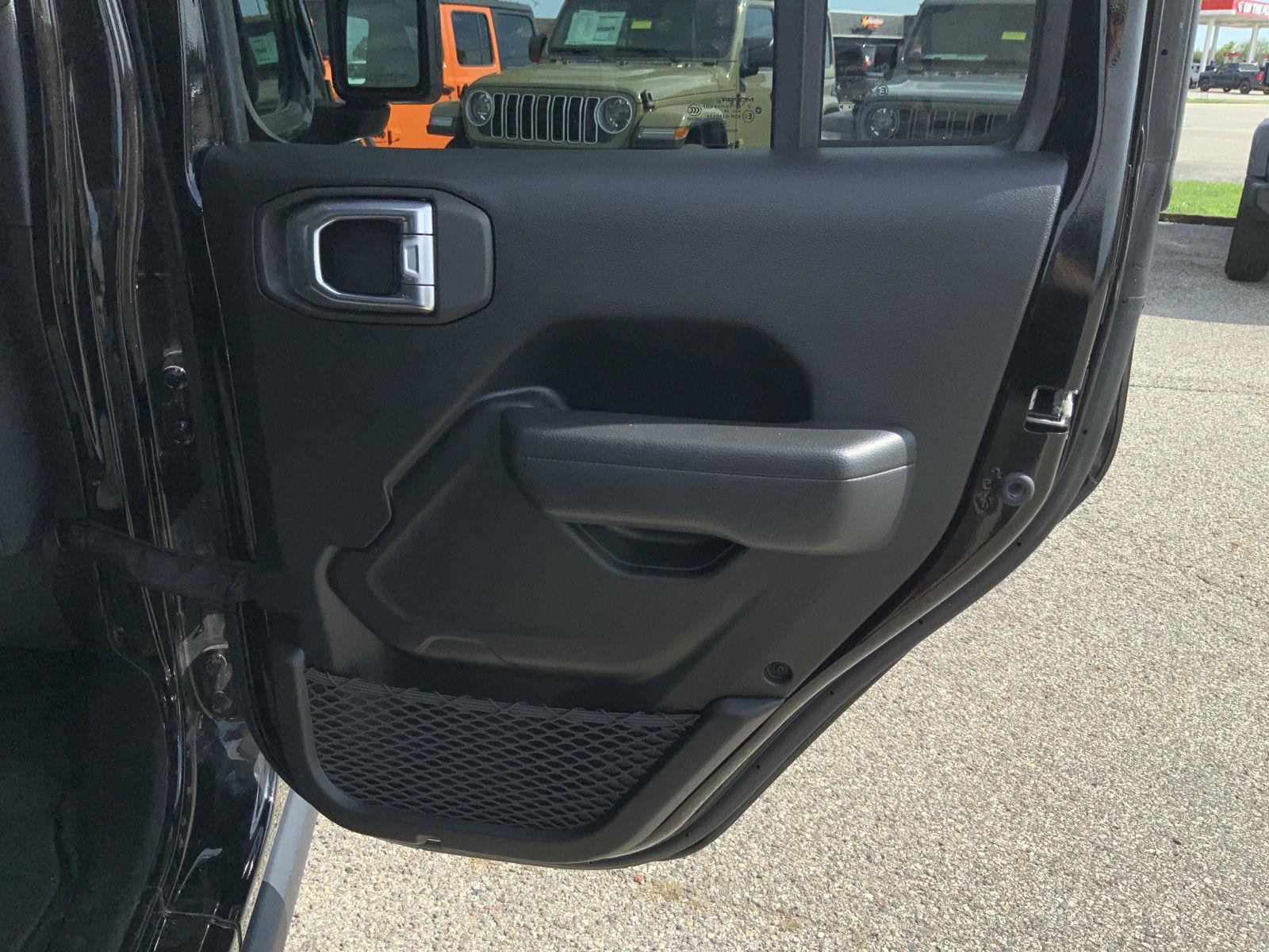 2025 Jeep Gladiator Nighthawk - Photo 46