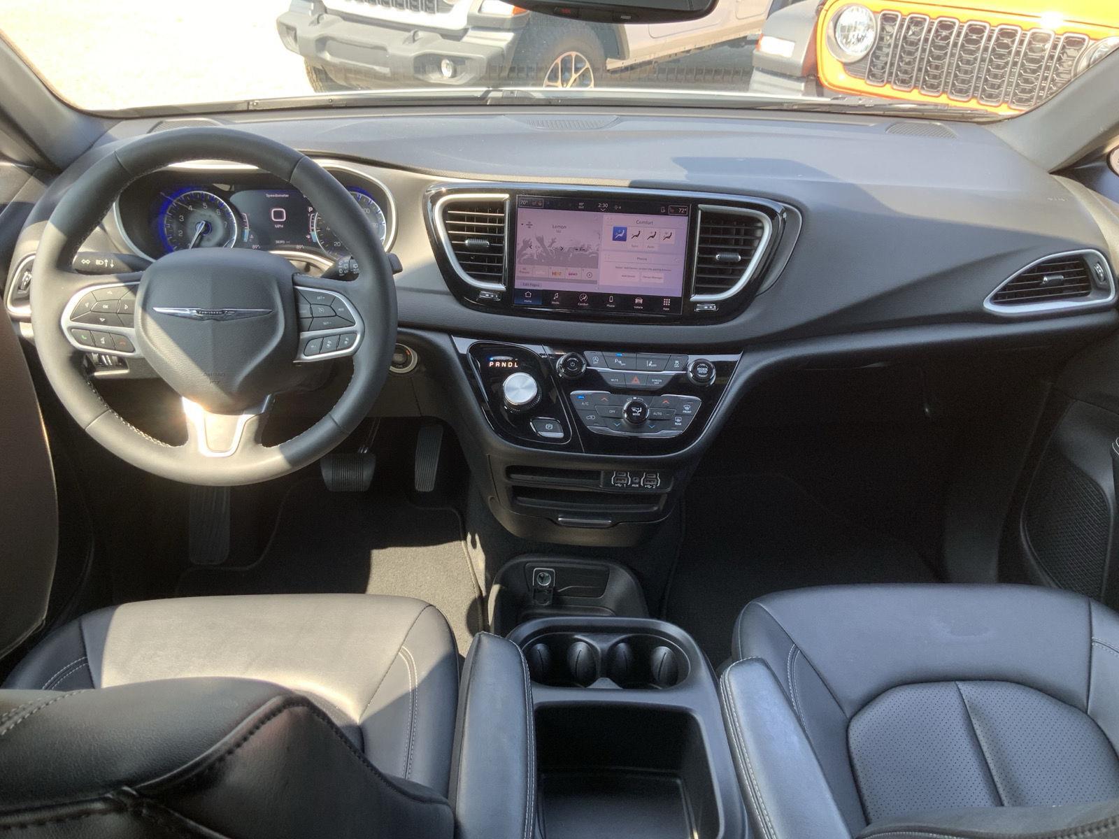 2025 Chrysler Pacifica Select - Photo 43