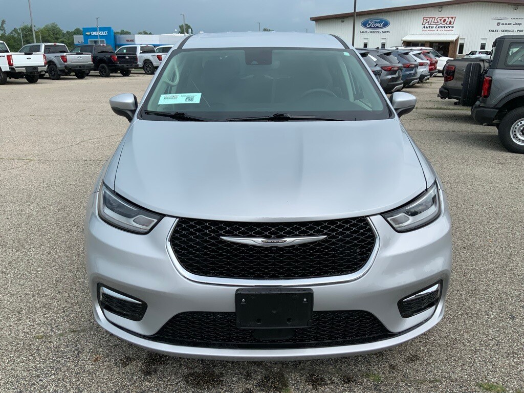 2023 Chrysler Pacifica Touring L photo 3