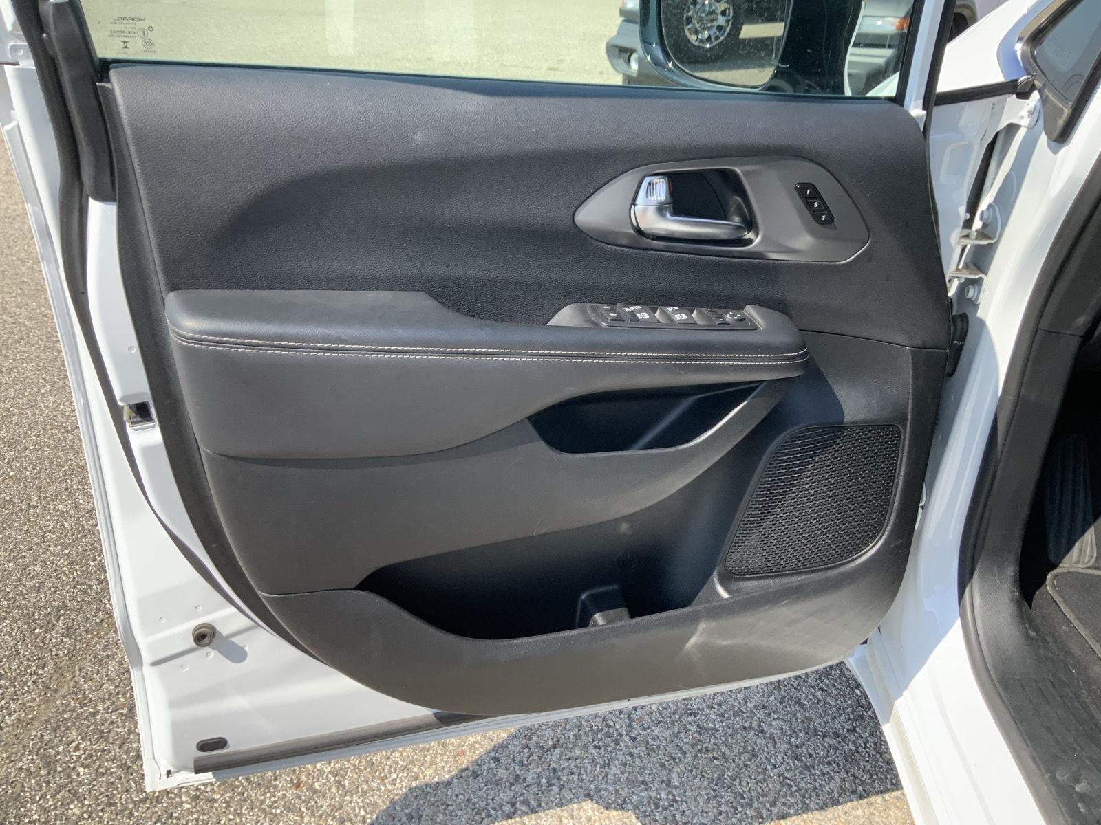 2025 Chrysler Pacifica Select - Photo 17