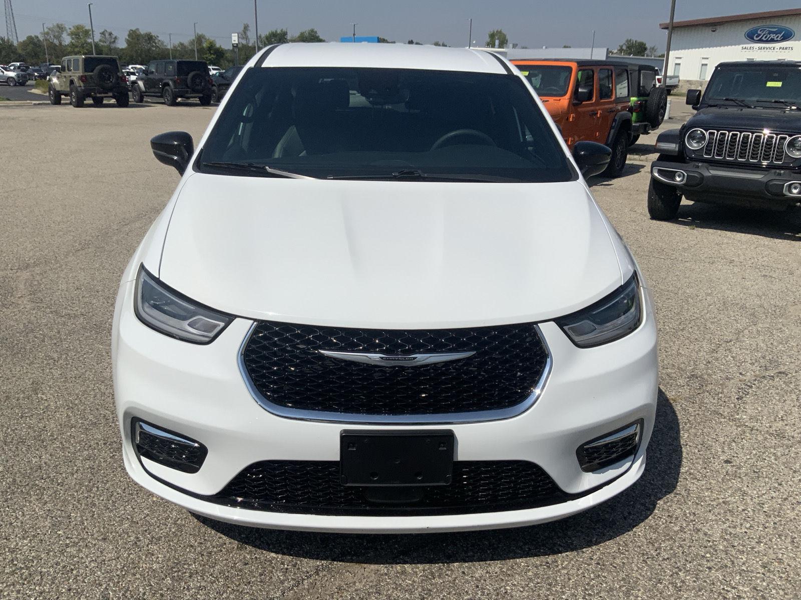 2025 Chrysler Pacifica Select - Photo 3