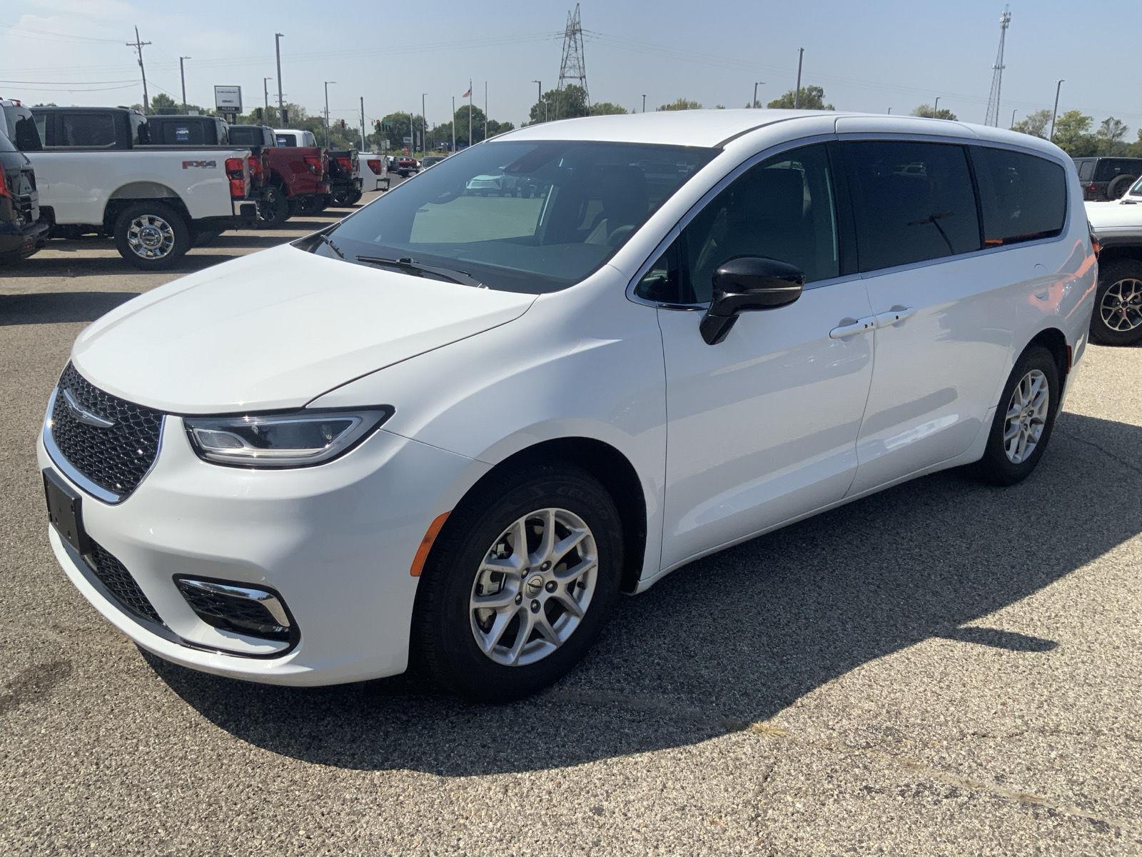 2025 Chrysler Pacifica Select - Photo 4