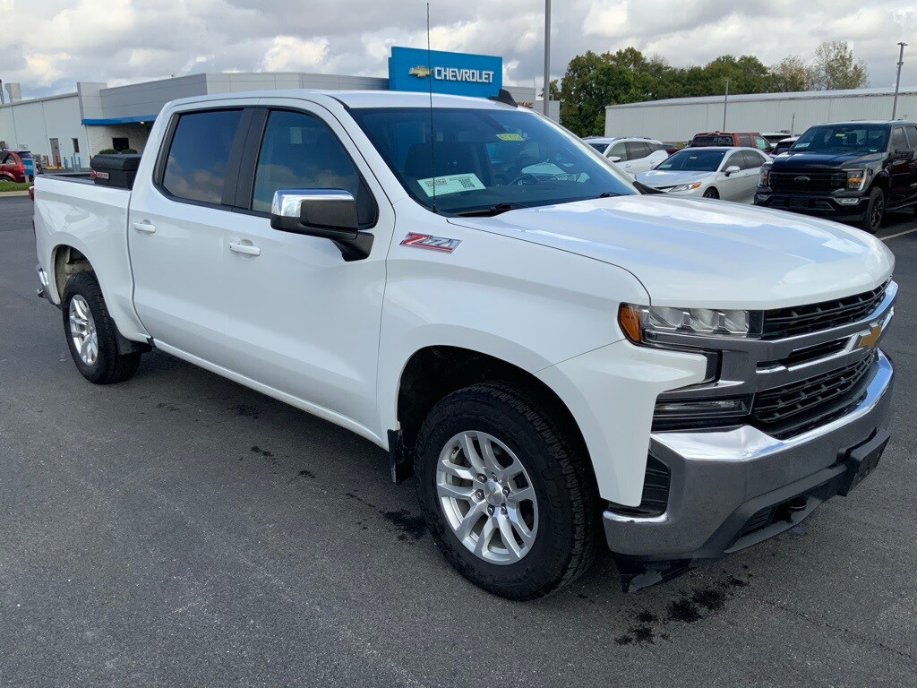 2022 Chevrolet Silverado 1500 LT photo 2