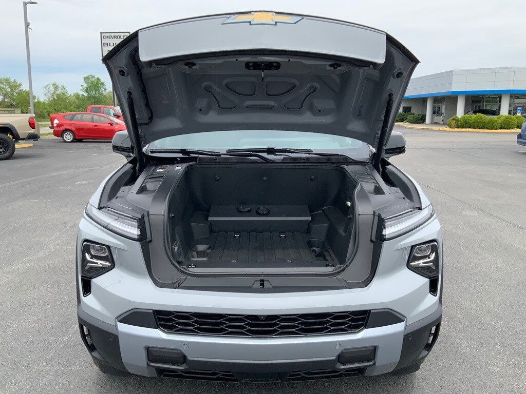 2025 Chevrolet Silverado EV LT photo 4