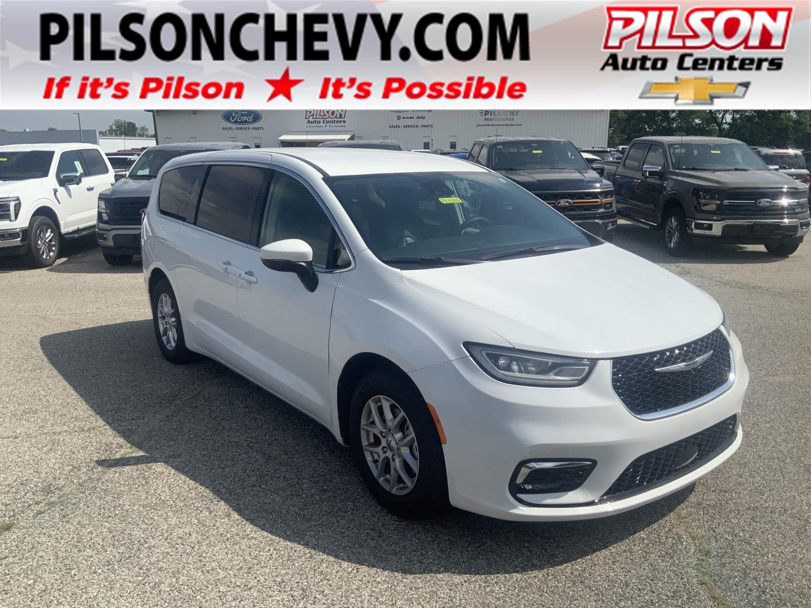 2023 Chrysler Pacifica Touring L's photo