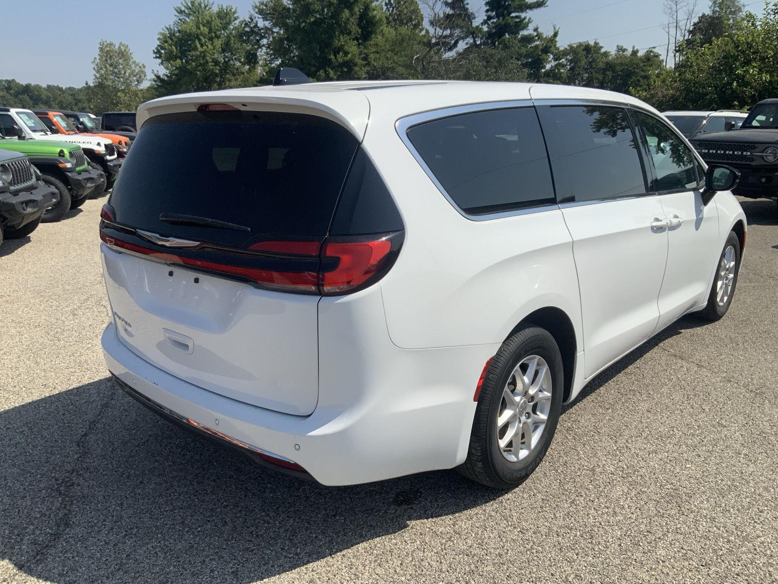 2025 Chrysler Pacifica Select - Photo 12