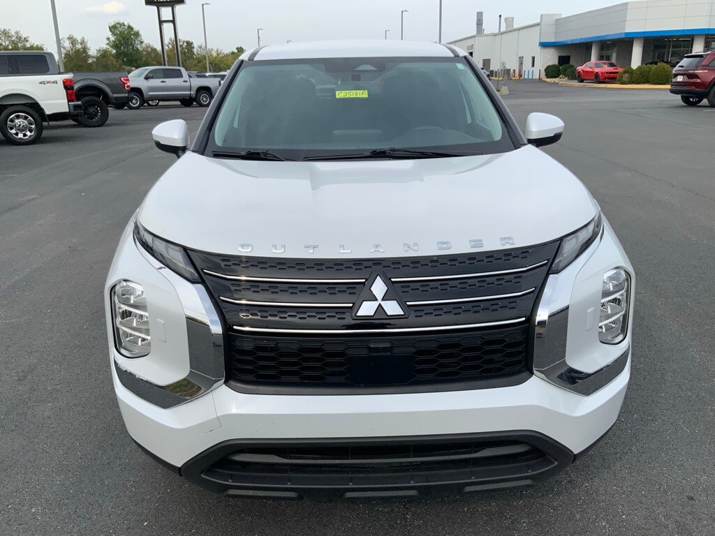 2023 Mitsubishi Outlander ES photo 3