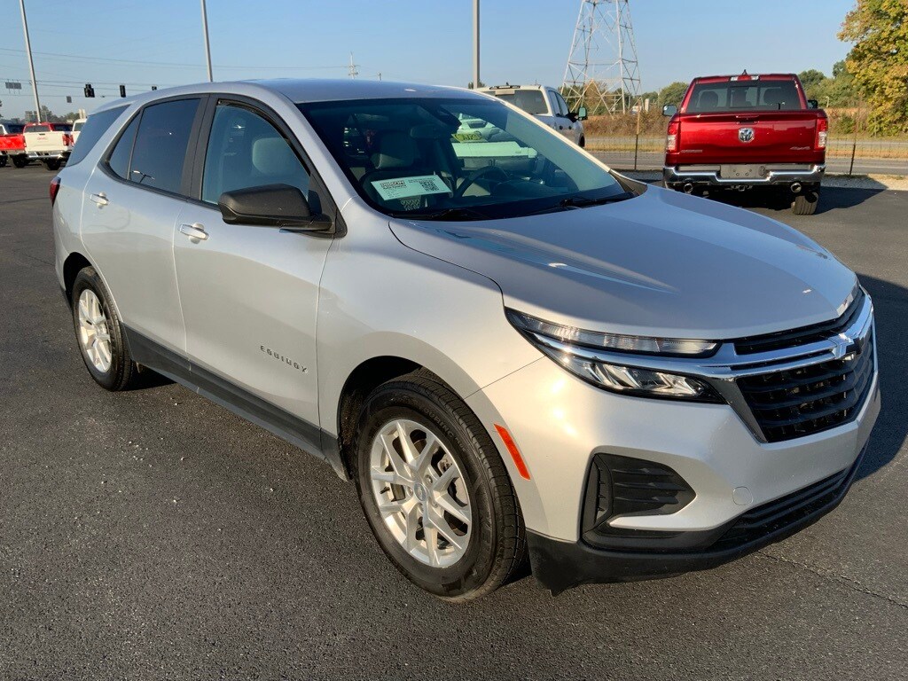 2022 Chevrolet Equinox LS photo 2