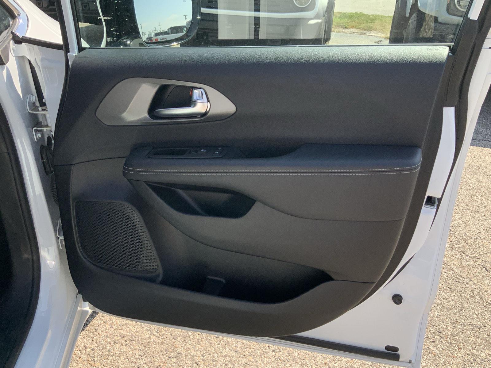 2025 Chrysler Pacifica Select - Photo 50