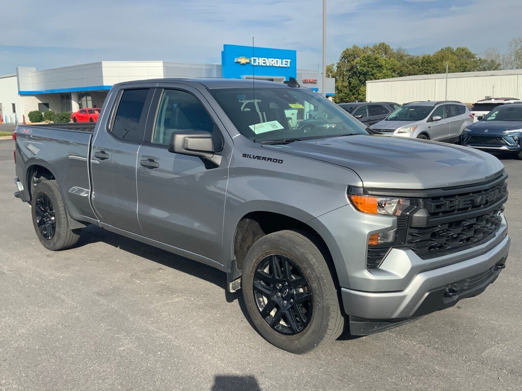 2023 Chevrolet Silverado Custom photo 2