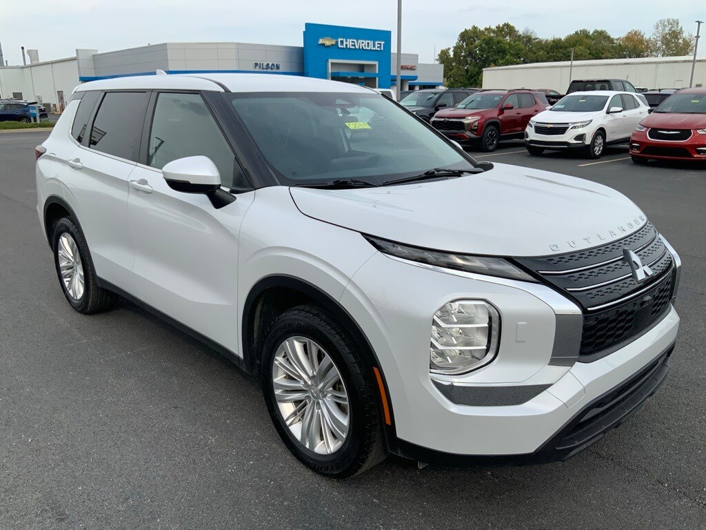 2023 Mitsubishi Outlander ES photo 2