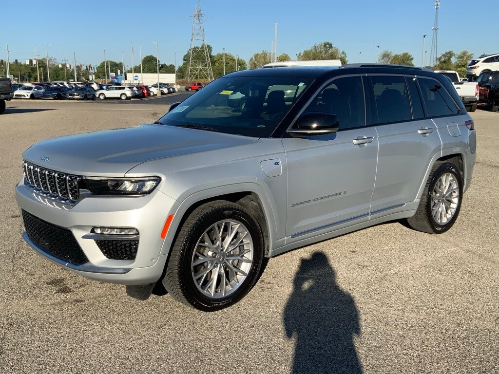 2022 Jeep Cherokee Summit 4xe photo 2