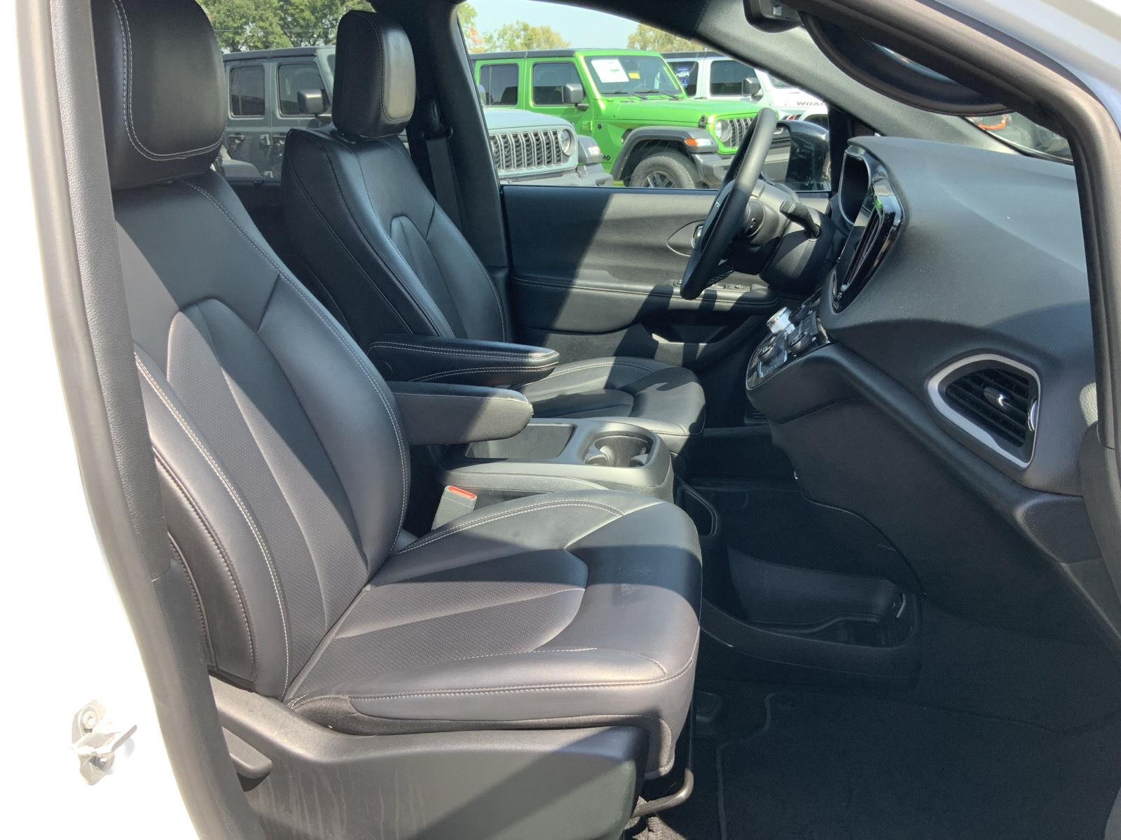 2025 Chrysler Pacifica Select - Photo 51