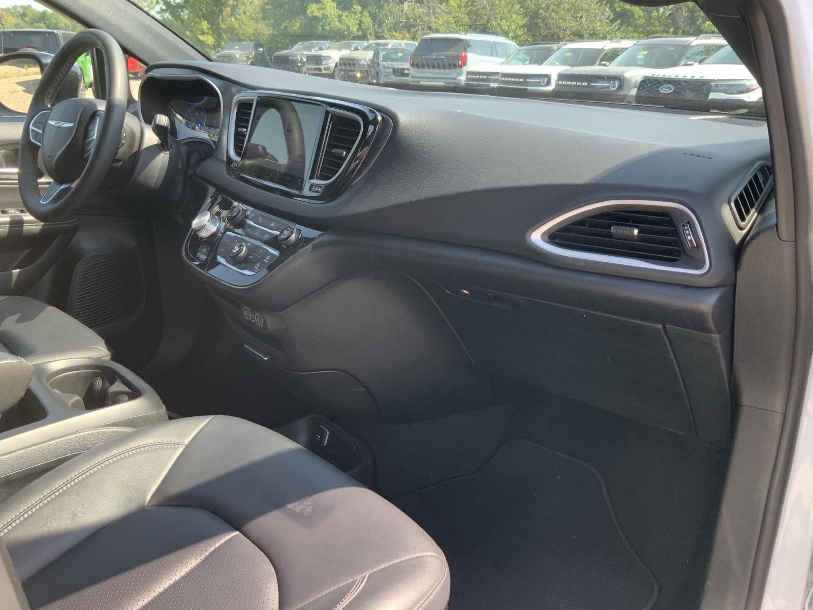 2025 Chrysler Pacifica Select - Photo 52