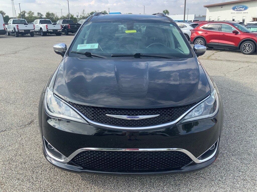 2019 Chrysler Pacifica Limited photo 3