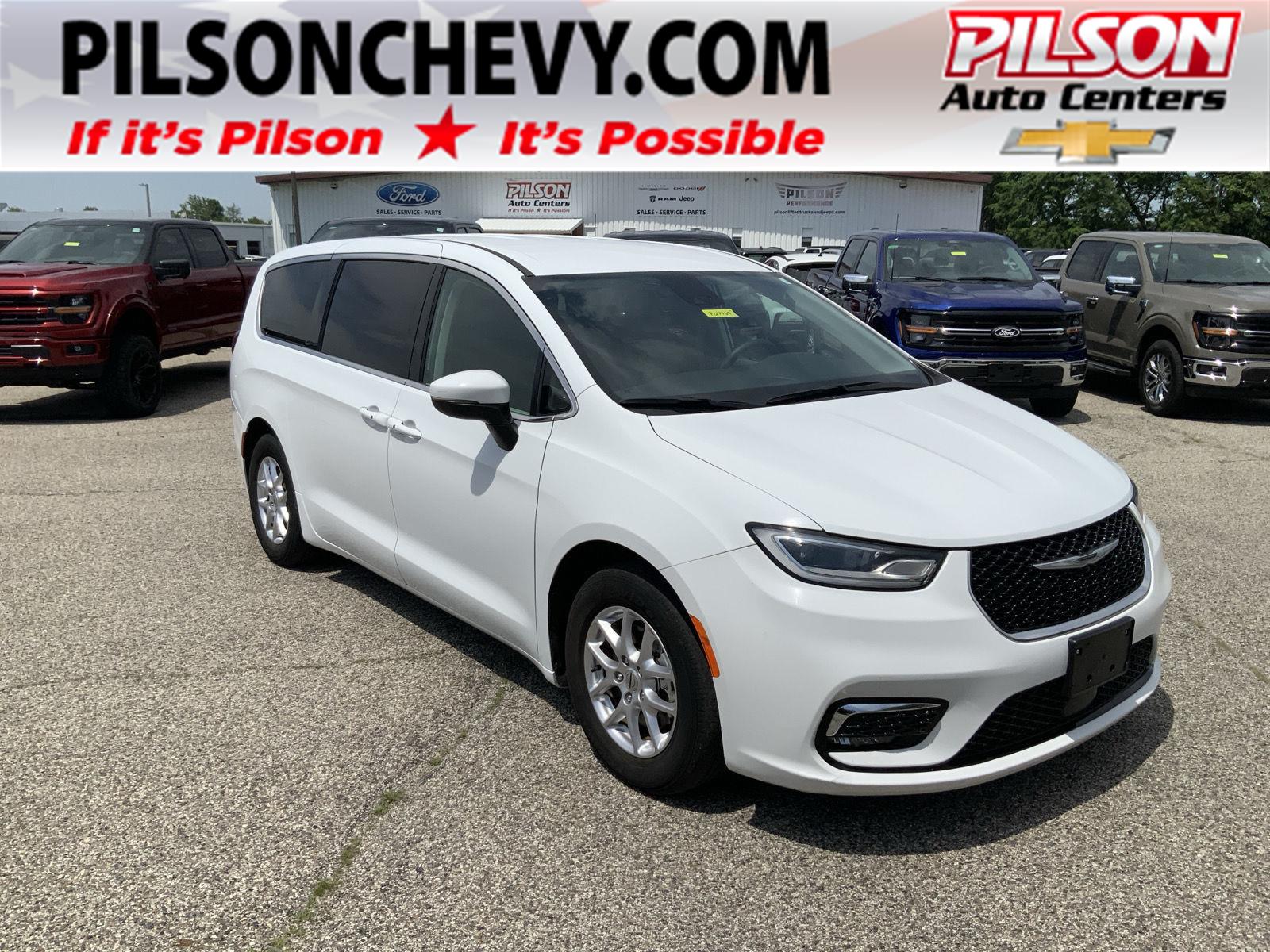2023 Chrysler Pacifica Touring L's photo