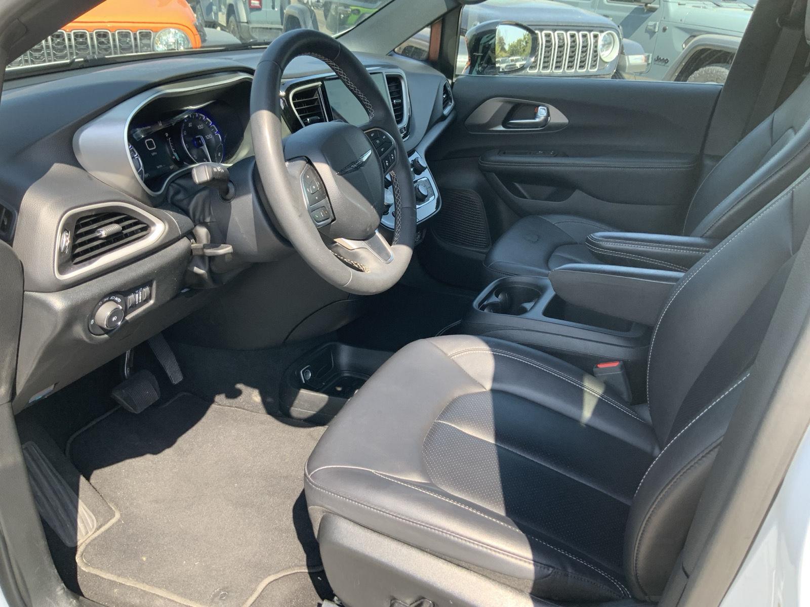 2025 Chrysler Pacifica Select - Photo 21