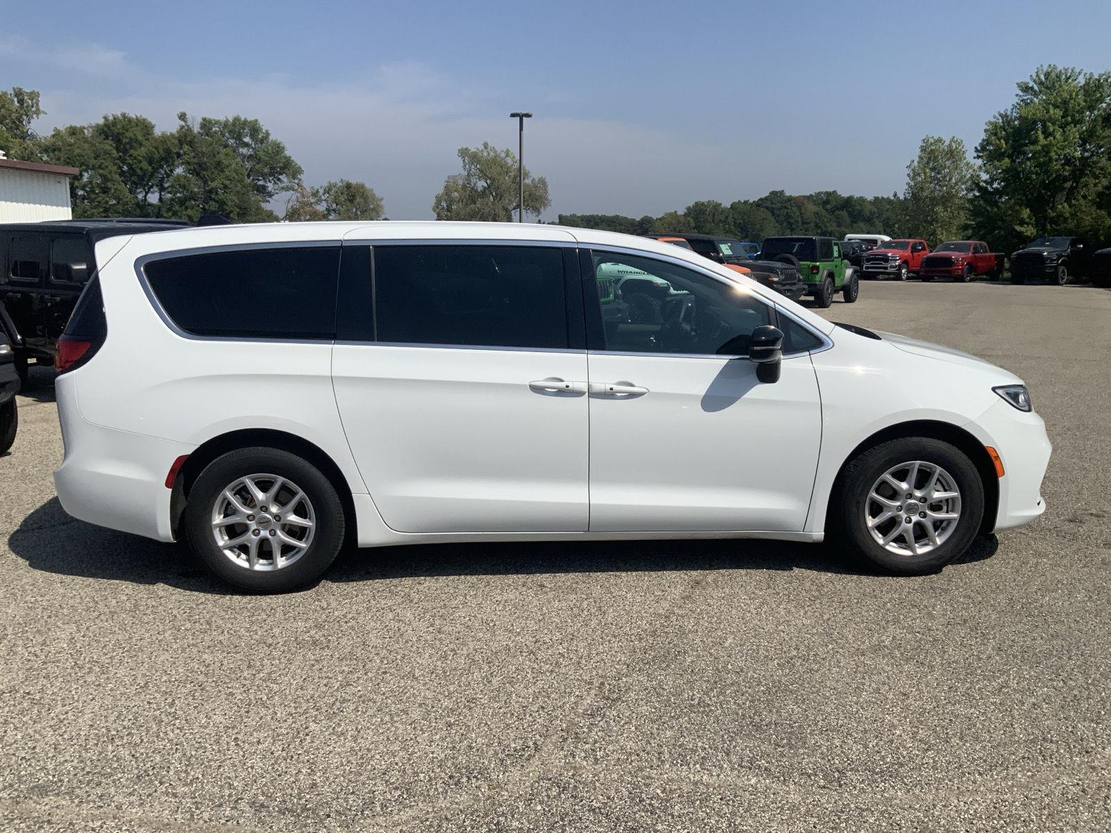 2025 Chrysler Pacifica Select - Photo 13